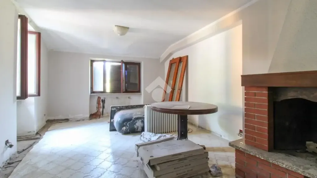 Elutuba - Triplex with Balcony in Vestone
