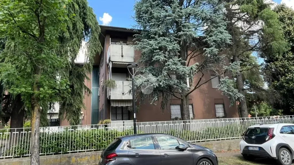 Exterior - Three-Bedroom Apartment with Balcony in Melegnano