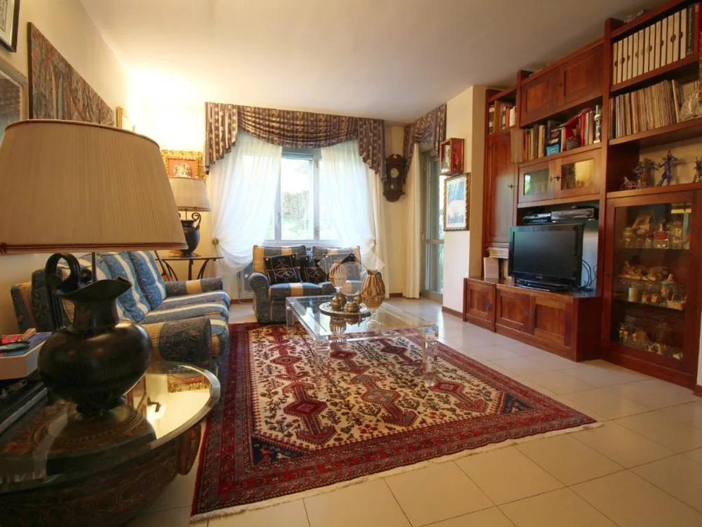 Séjour - 4-Bedroom Apartment with Private Garden in Prato