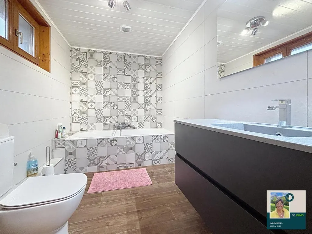 Salles de bain - Ancienne Ferme Rénovée avec Jardin à Mieussy