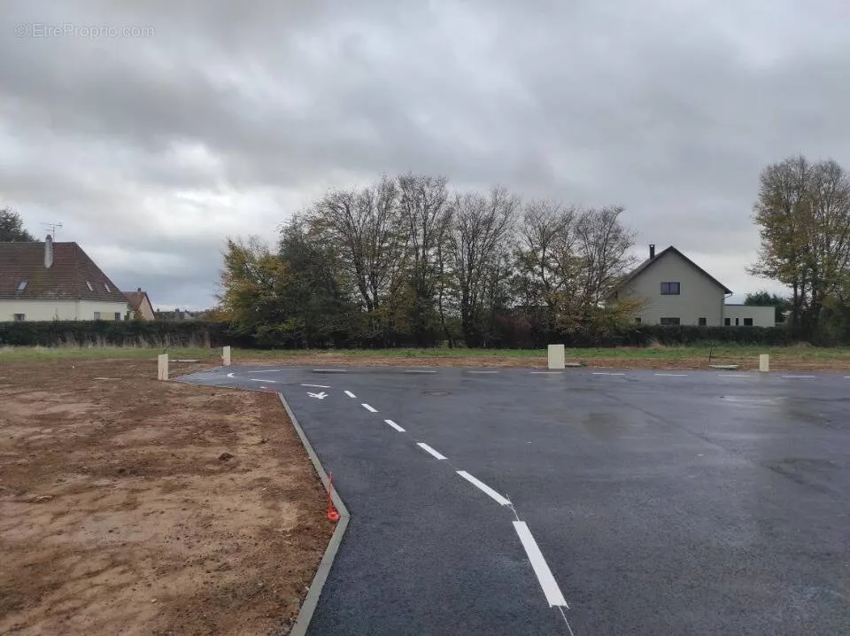 Välivaade - Buildable Plot with Garden in Le Neubourg
