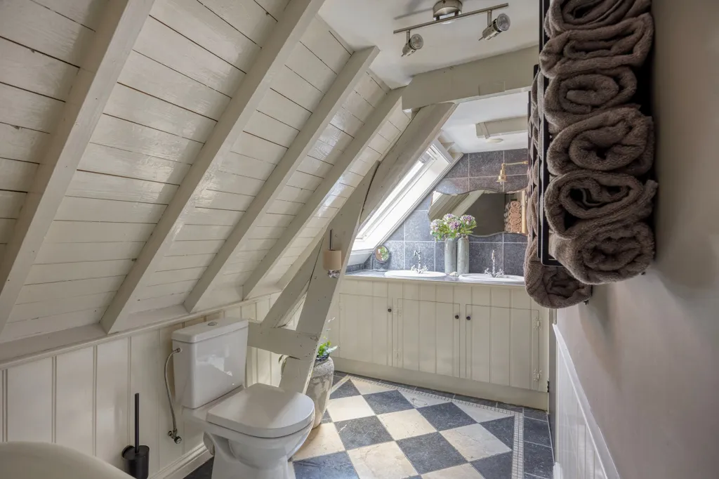 Vannitoad - Monumental Canal House with Split-Level in Oudewater