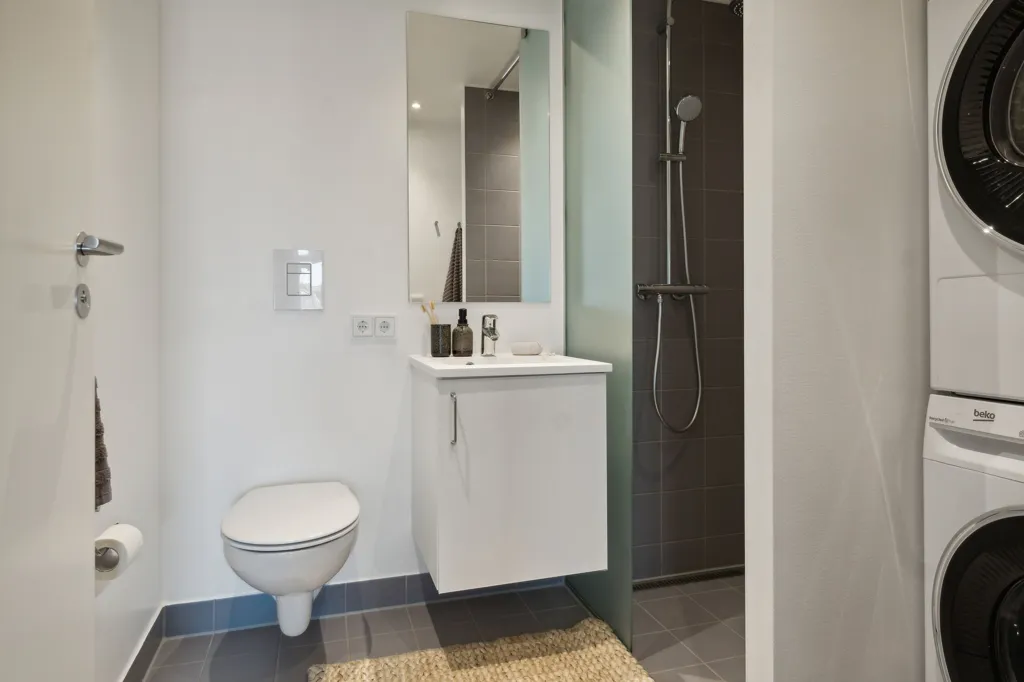 Salles de bain - 4-Bedroom Apartment with Balcony in Herlev