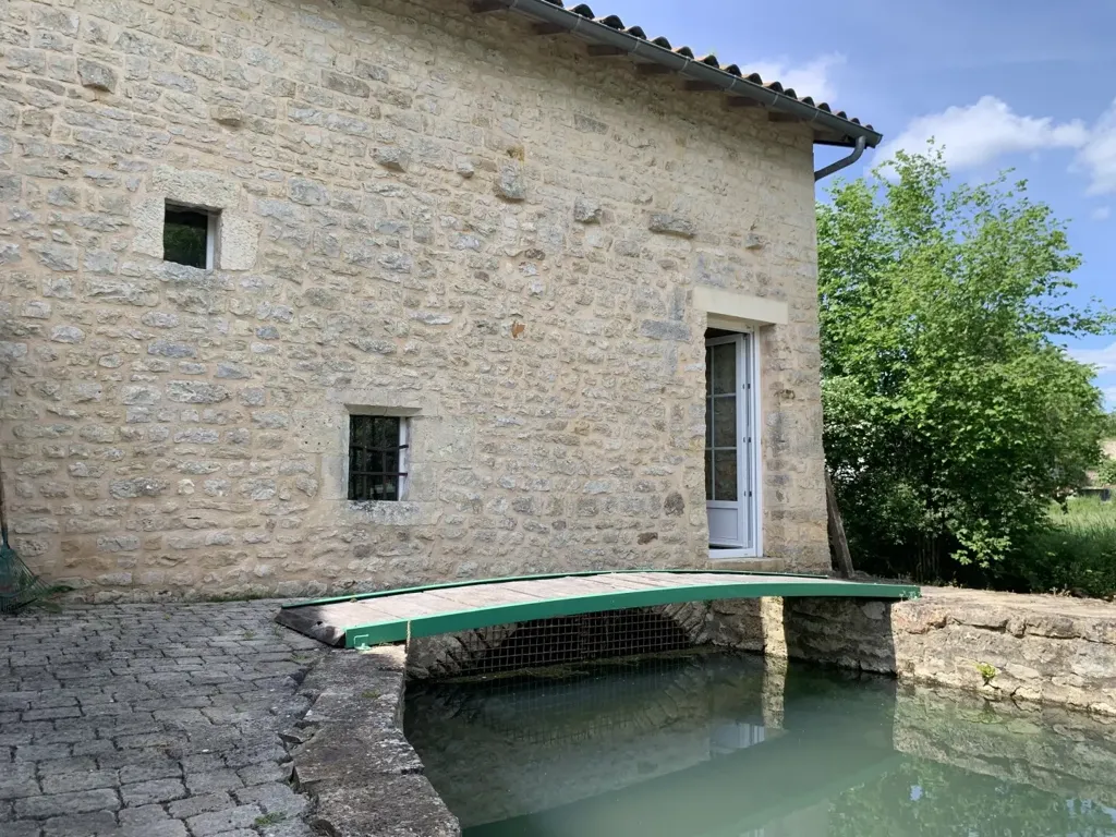 Extérieur - Moulin Rénové avec Piscine et Parc près de Niort