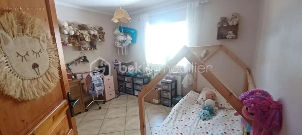 Chambres - Villa Traditionnelle avec Studio et Piscine à Vendre
