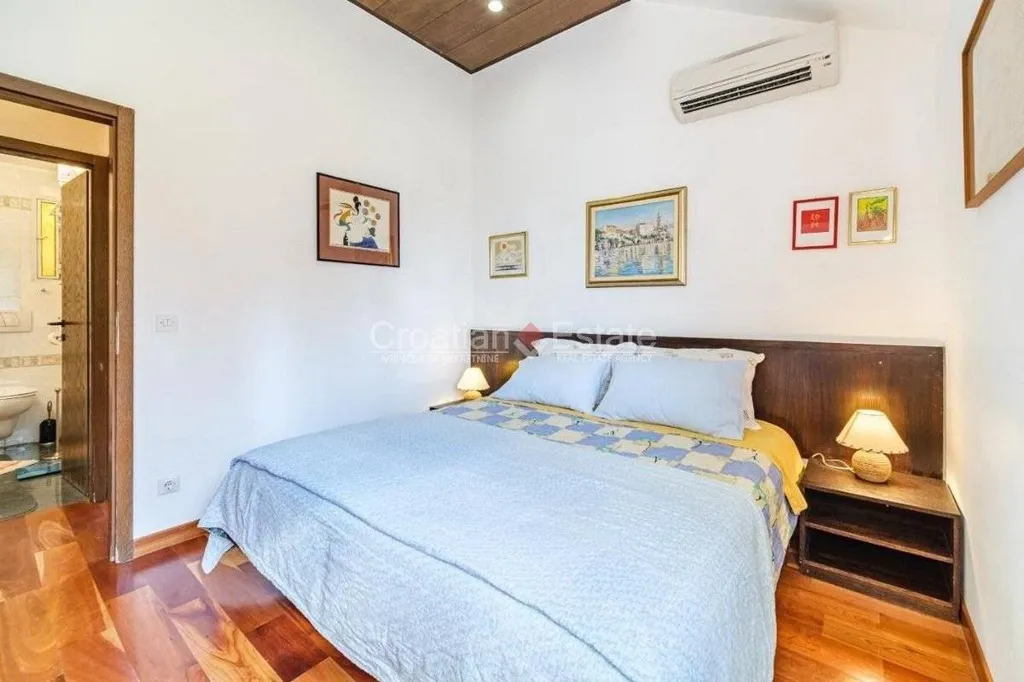 Bedrooms - Family House with Pool near Postira