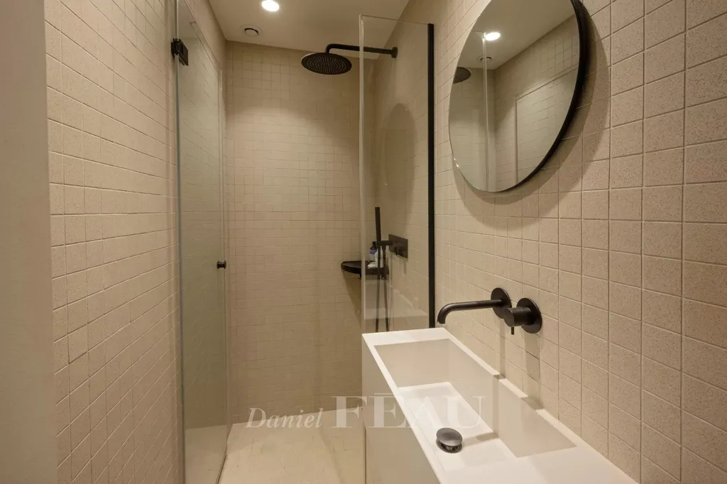 Salles de bain - Appartement Rénové avec Cuisine Ouverte au 6ème Arrondissement
