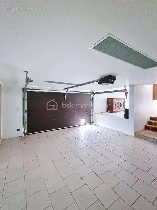 Garage - Villa d'Architecte avec Vue Dominante en Gascogne