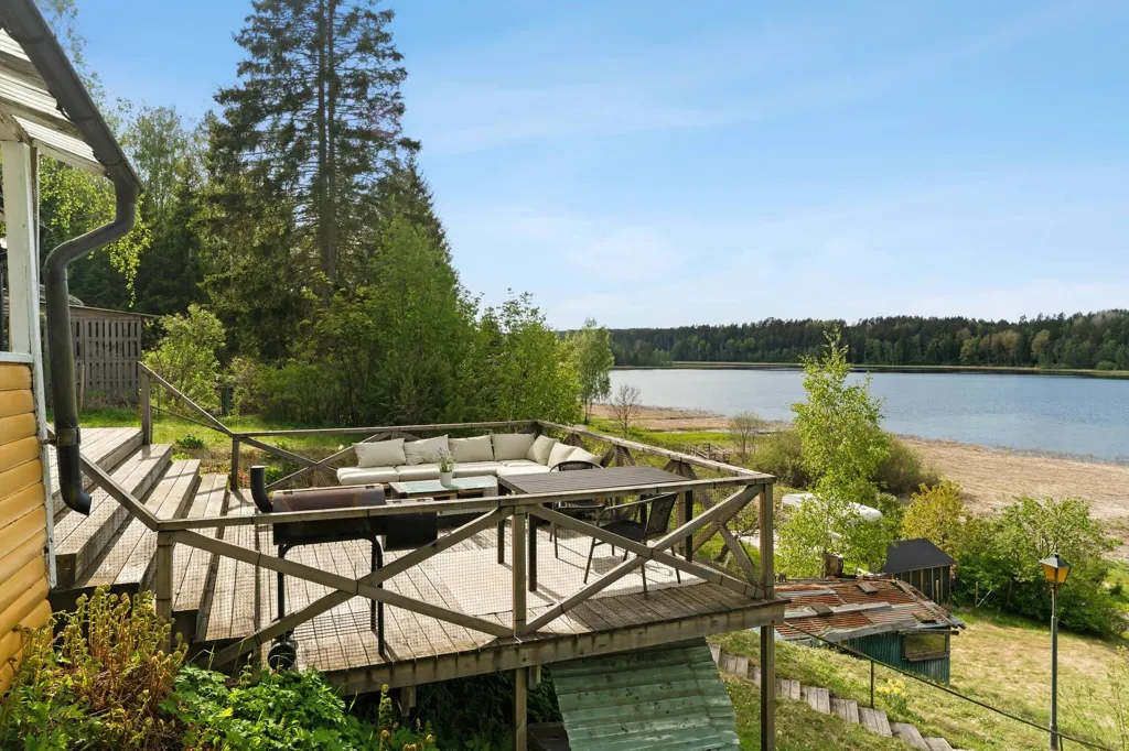 Terrasse - Renovated Cottage with Lake View in Nyköping