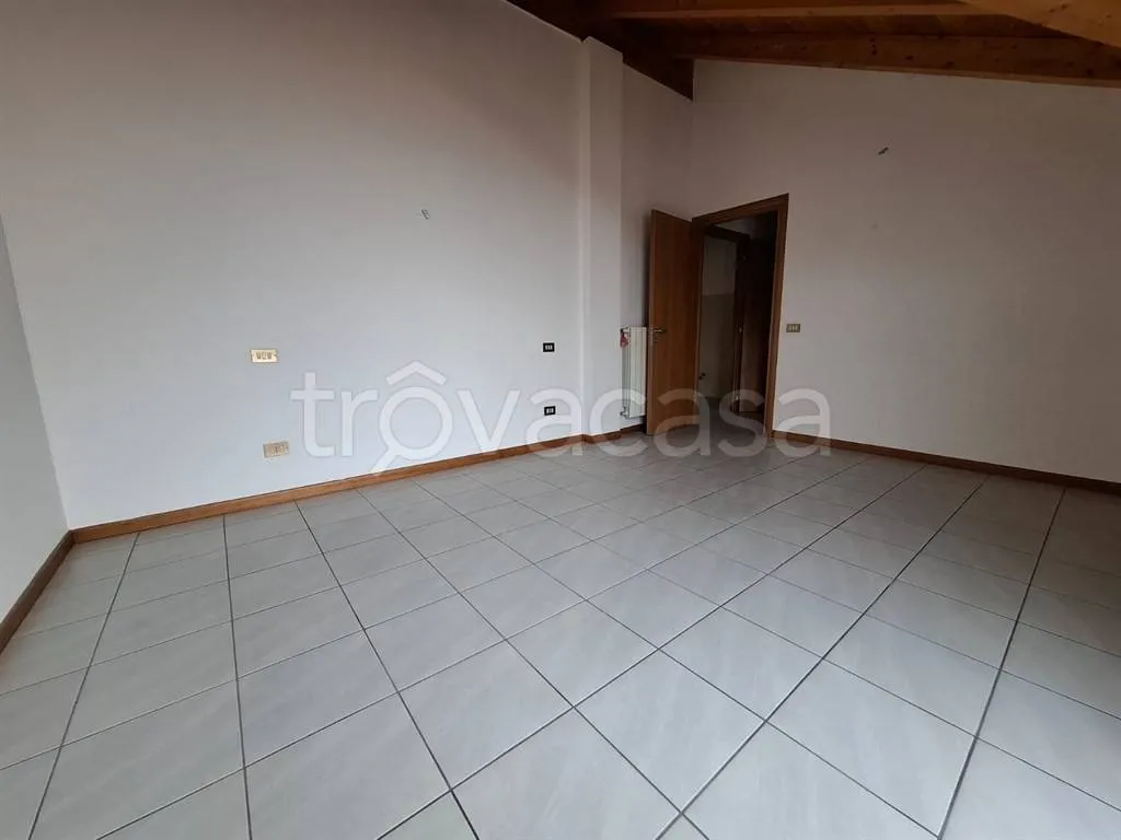 Pièces - Mansarded Apartment with Parking in Civate