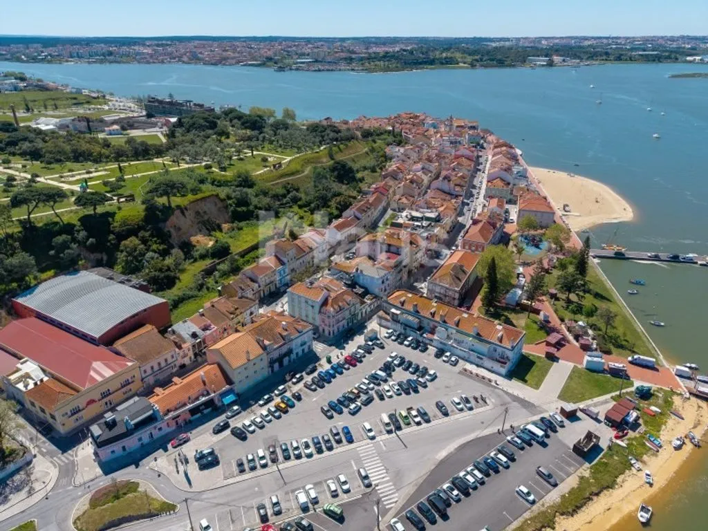 Õhuvaade - Century-Old Apartment Complex in Seixal