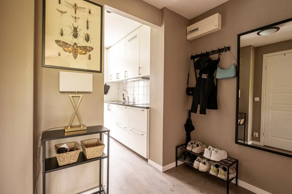 Entrée - Renovated Flat with South-Facing Balcony in Västerås