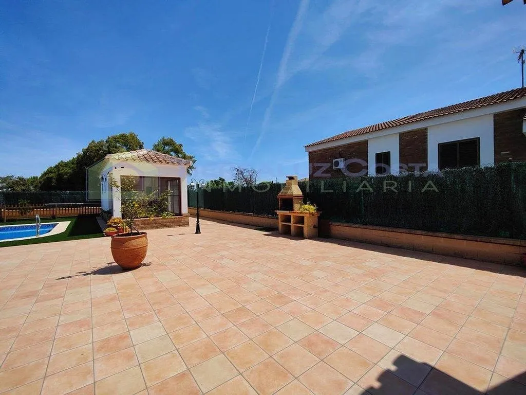 Piscine - Chalet with Pool and Terraces in Lepe