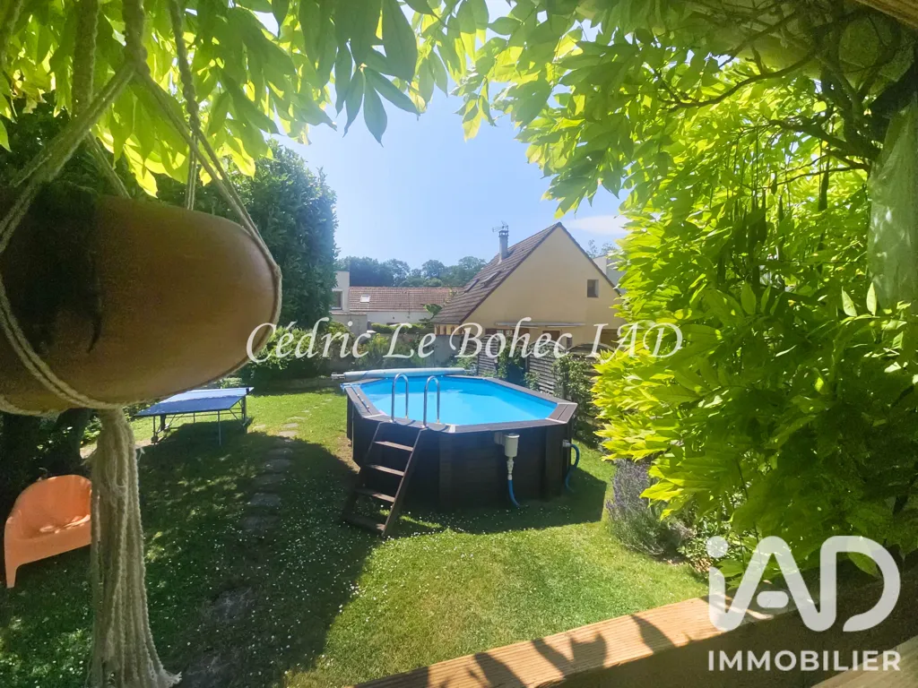 Pool - Family House with Pool in Saint-Leu-La-Forêt