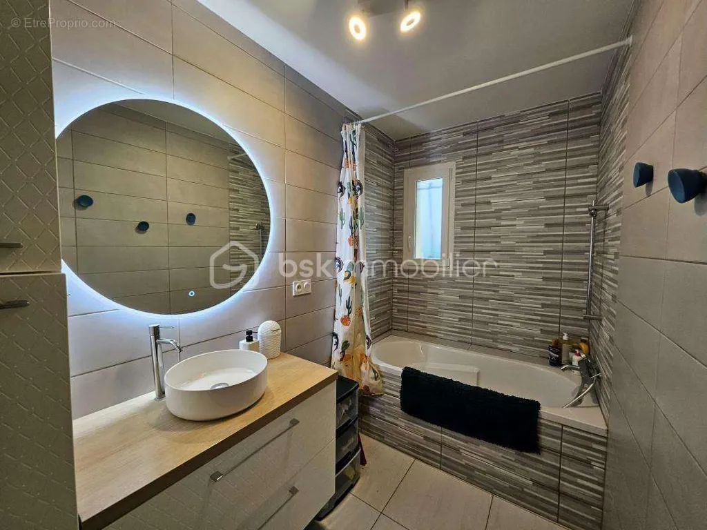 Salles de bain - Maison Familiale avec Grand Terrain à Caudecoste