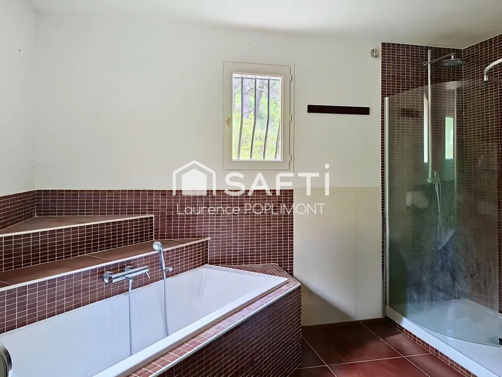 Bathrooms - Family Villa with Pool in Brignoles