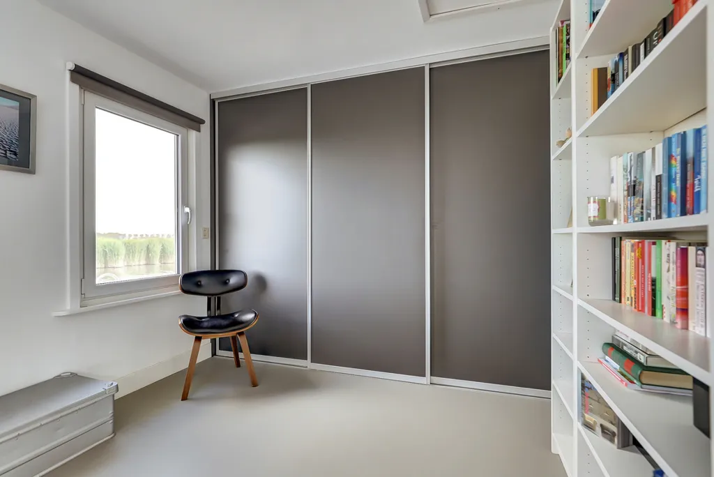 Kabinet - Waterfront Woonark with Garden in Wijdewormer