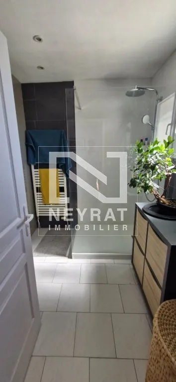 Salles de bain - Maison Familiale avec Sous-sol à Izeure