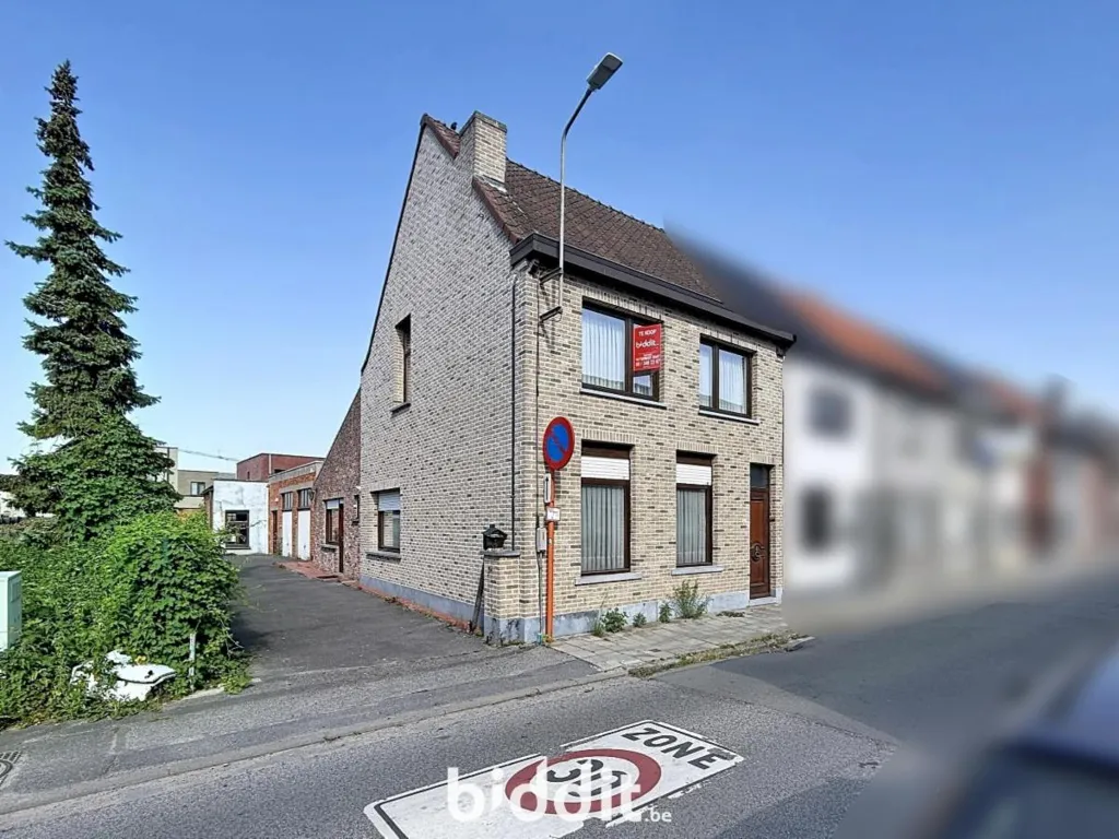Extérieur - Maison avec Garage dans une Construction à 3 Façades