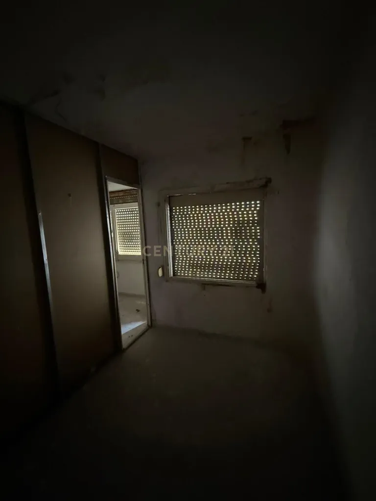 Pièces - Apartment with Balcony for Renovation in Centre