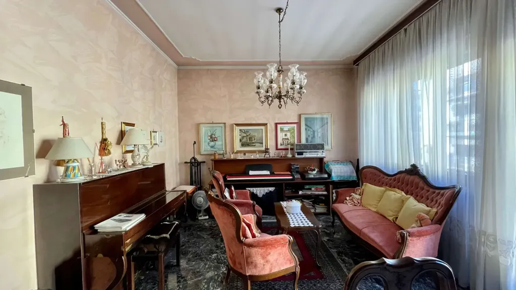 Séjour - Versatile Villa Portion in Borgo Roma, Verona