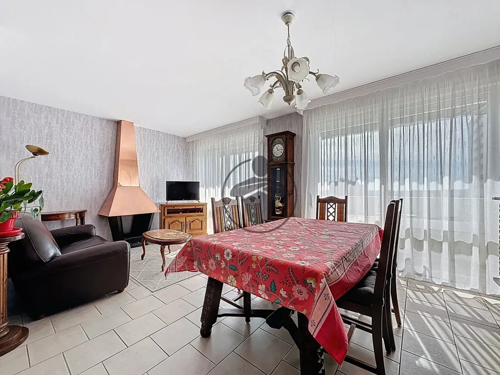 Salle à manger - Appartement avec Balcon au 9ème Étage à Saint Quentin