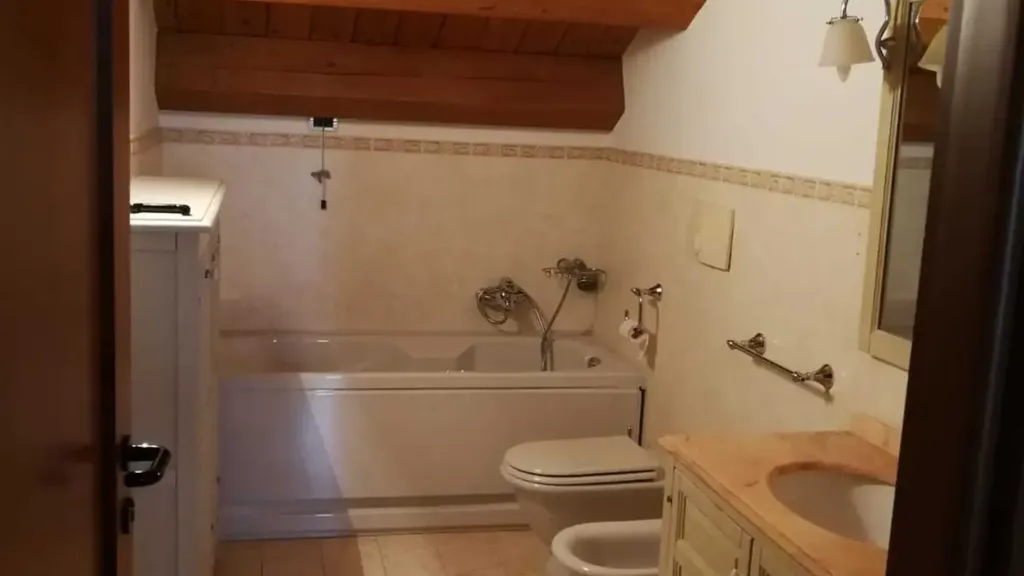 Salles de bain - Two-Level Apartment with Terrace in Cesena