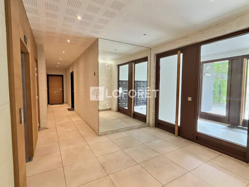Esik - 3-Bedroom Apartment with Balcony in Vitry-sur-Seine