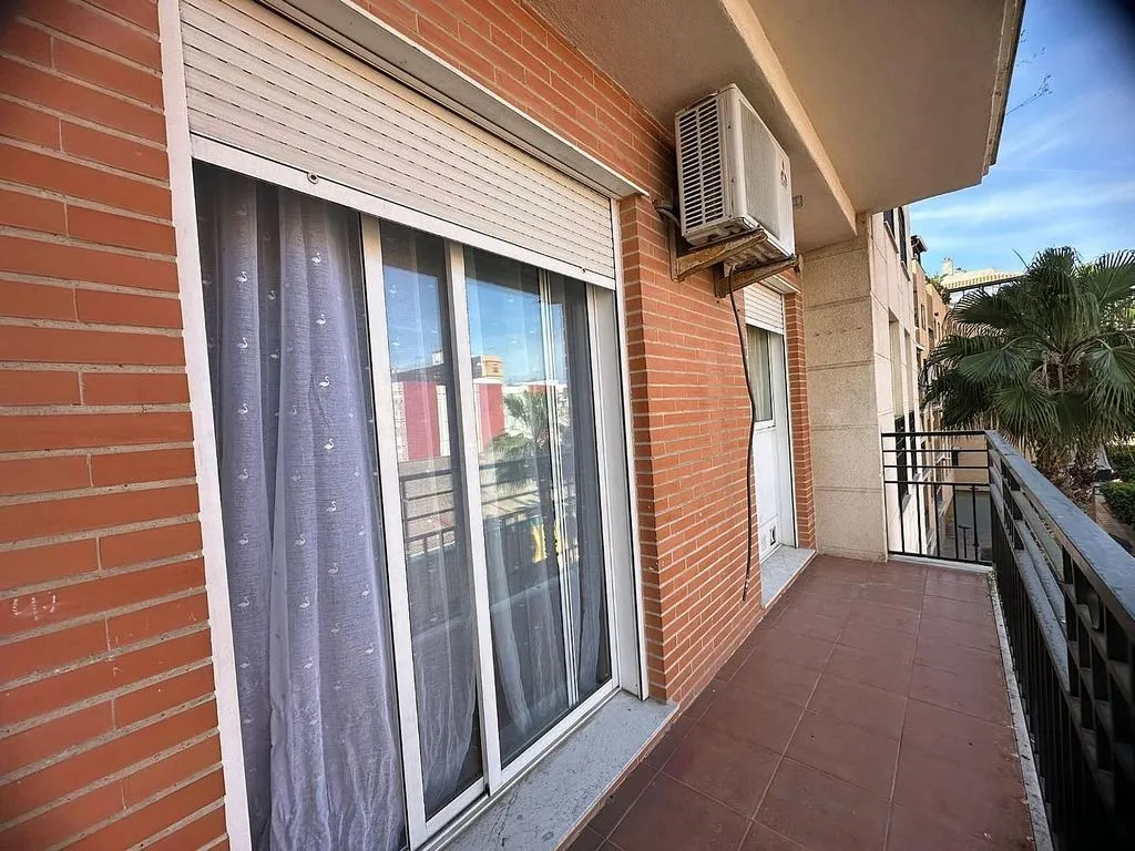 Balcon - 3-Bedroom Flat with Balcony in Albal