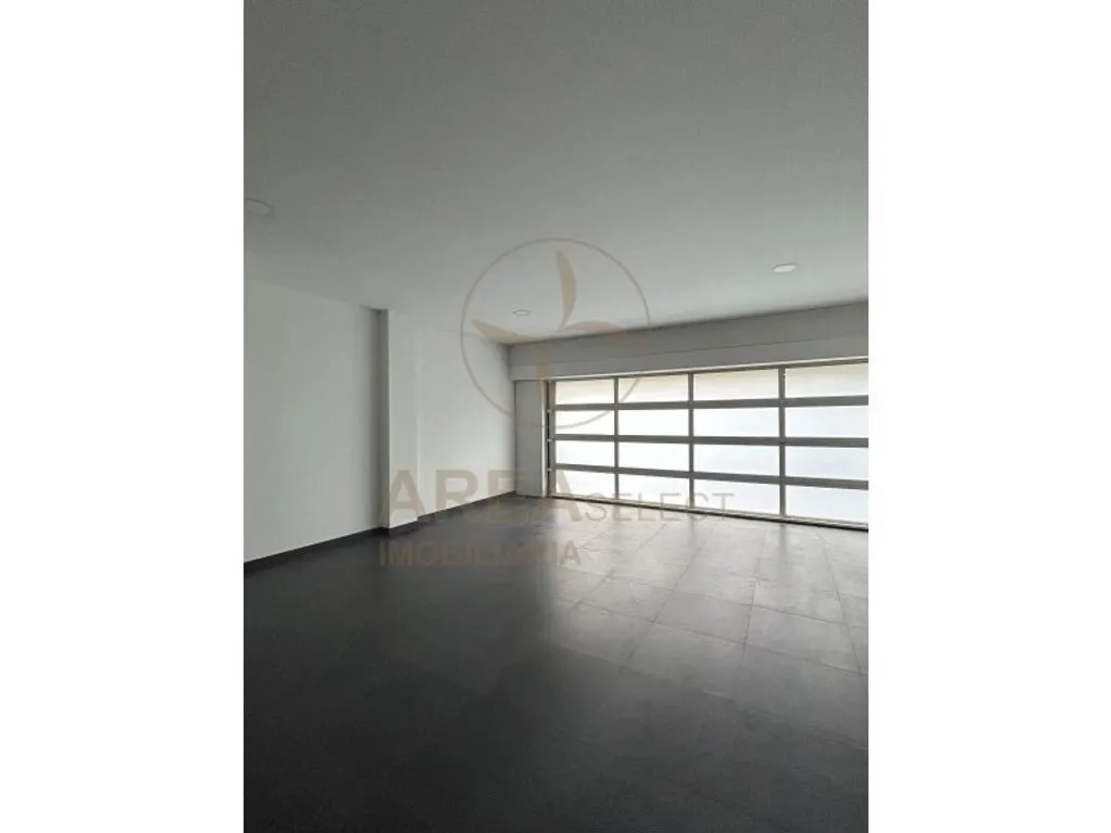 Garaaž - Luxury T5 House with Garden in Guimarães