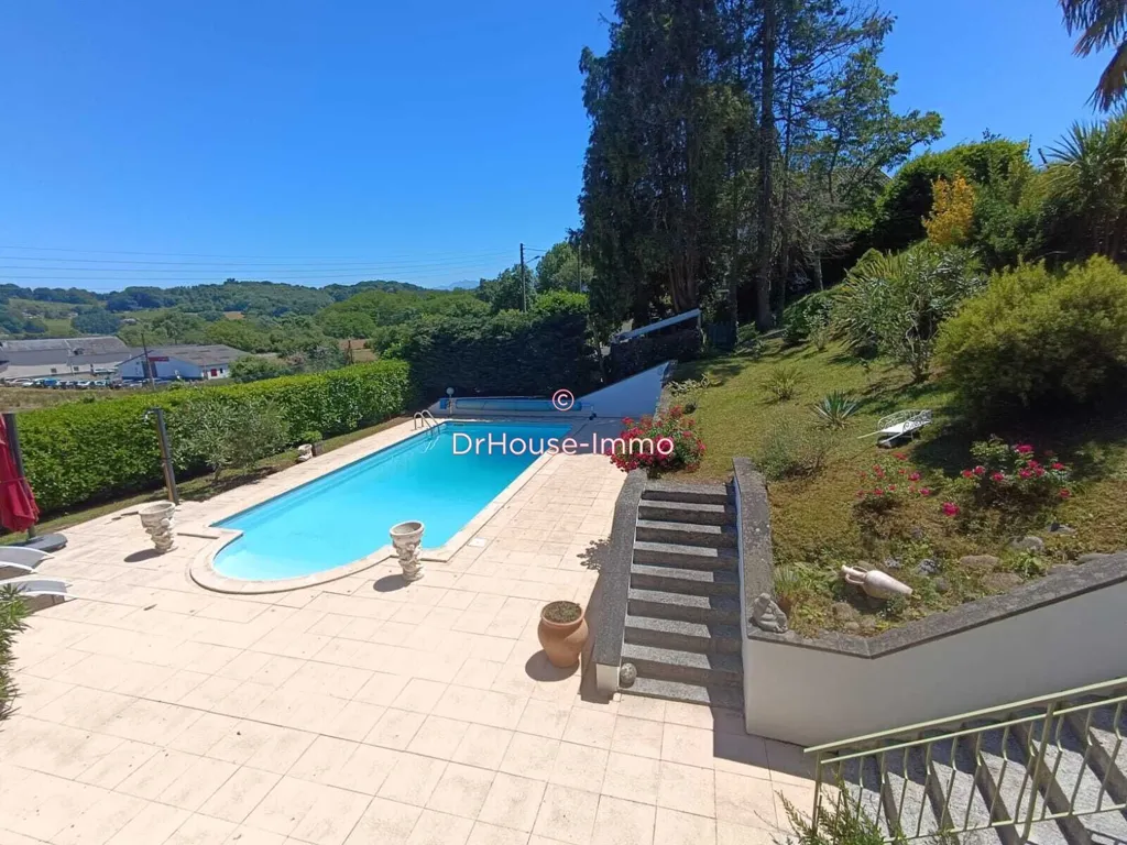 Piscine - Maison avec Piscine et Terrasses à Gurmençon