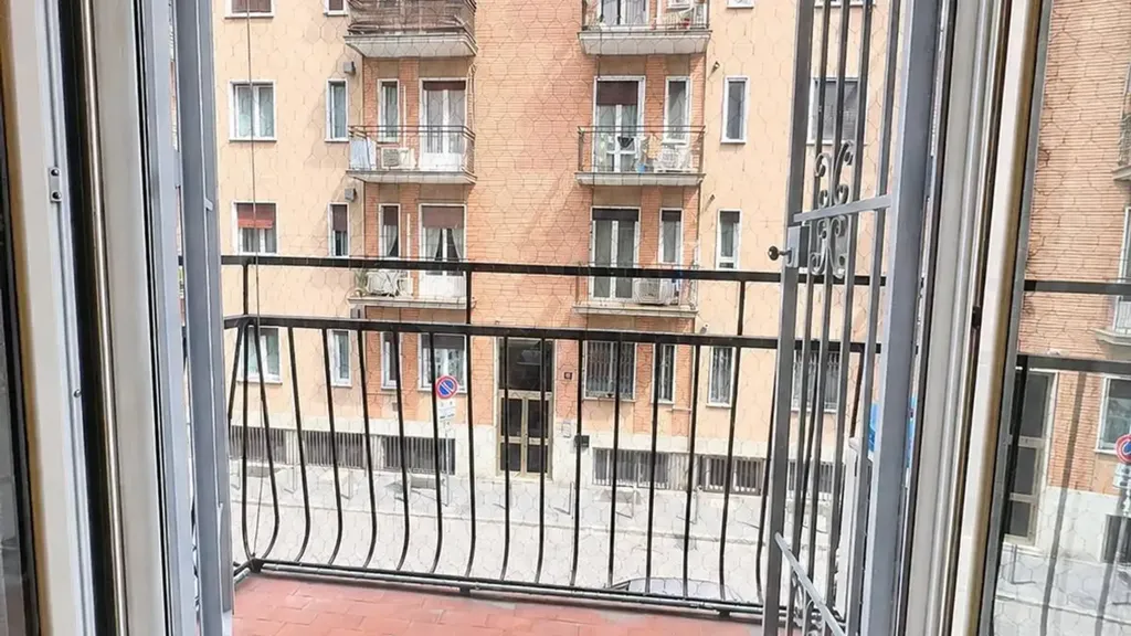 Rõdu - Rusticated Flat with Balcony in Milan