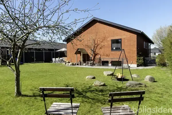 Garden - Villa with Open Plan Living in Rønde