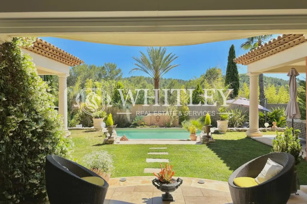 Terrace - Luxury Villa with Pool in Saint-Raphaël