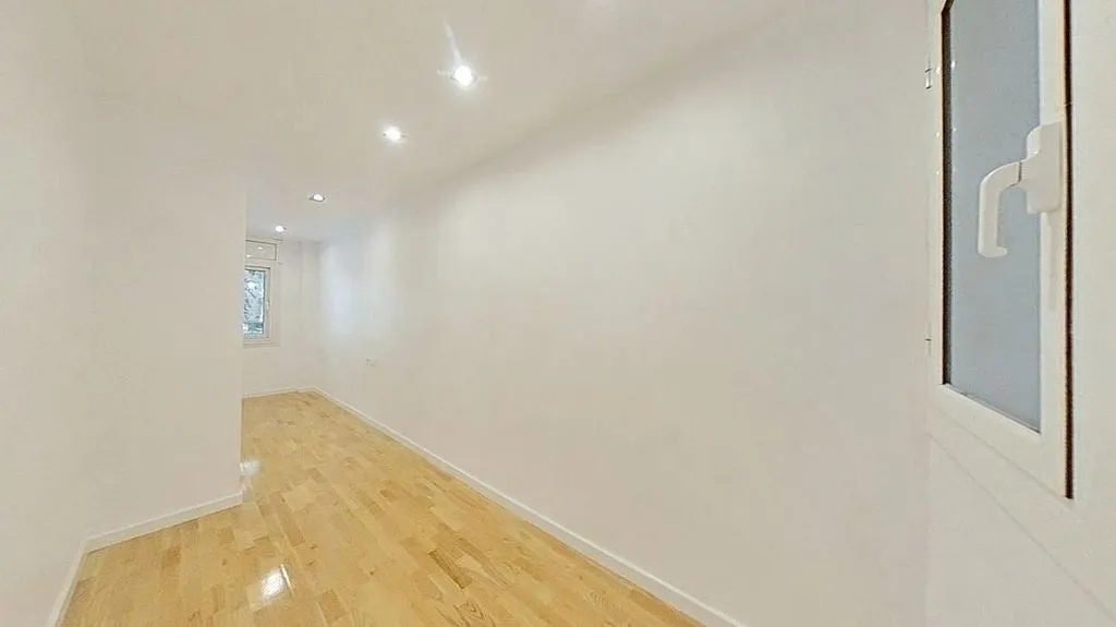 Apartment with Balcony in Sants, Barcelona