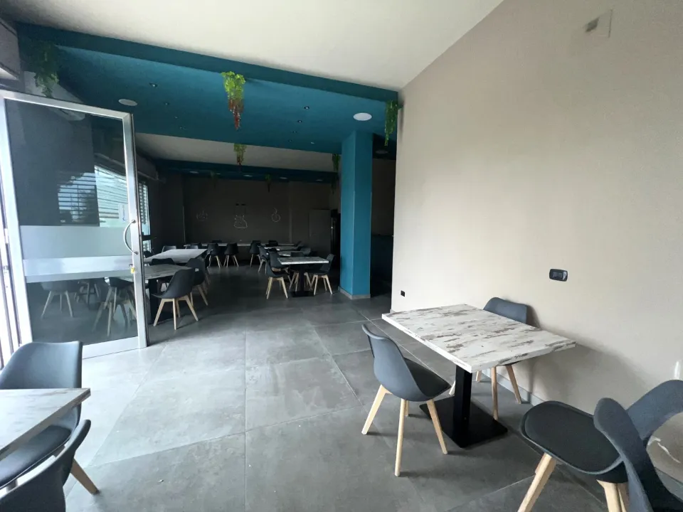 Salle à manger - Commercial Space with Street Frontage in Maddaloni