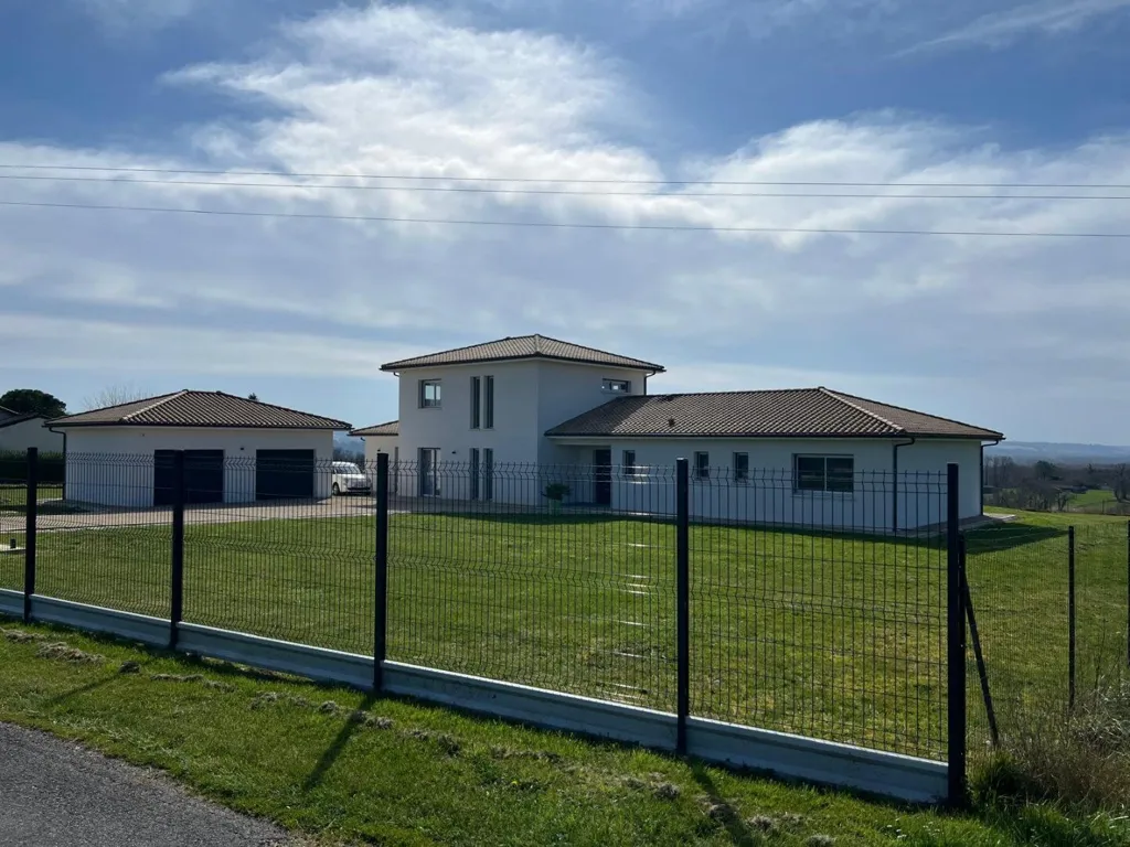 Extérieur - Maison Contemporaine avec Prestations Haut de Gamme à Proximité des Commodités