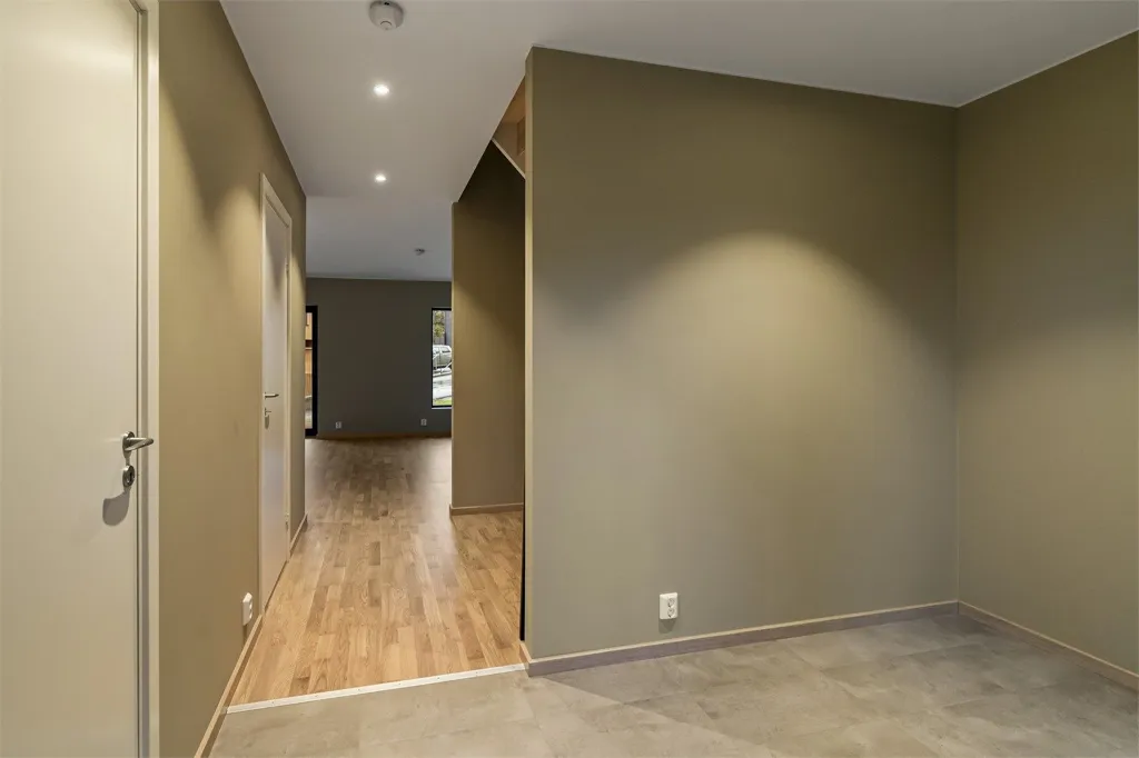 hallway_entrance