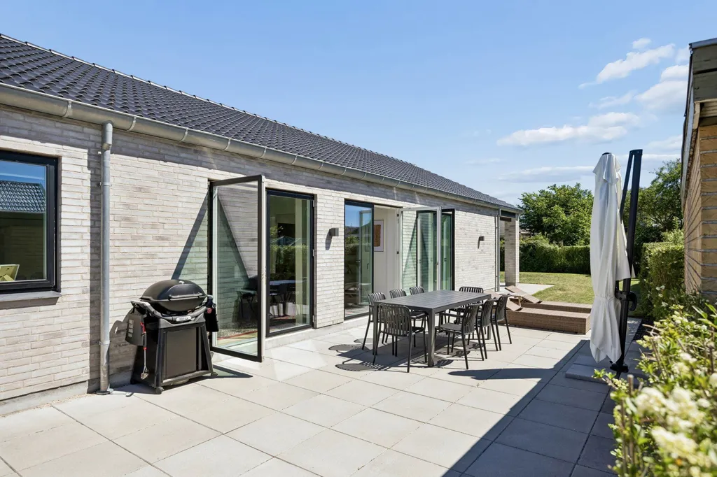 Terrass - Contemporary Villa with Garden in Kastrup