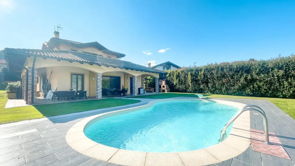Piscine - Luxury Villa with Pool in Brovello-Carpugnino