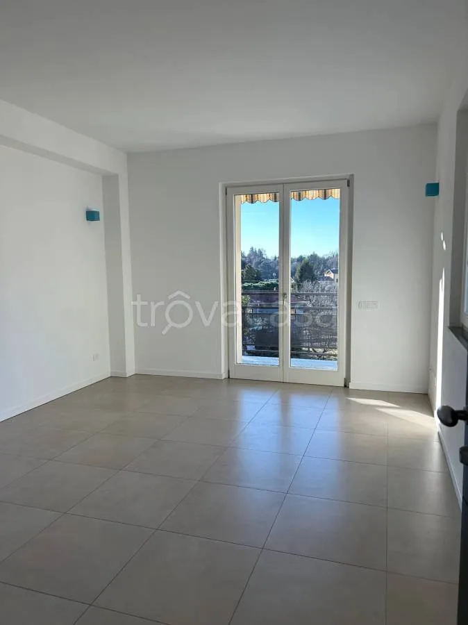 Living Room - Modernised Trilocale with Private Garden in Varese