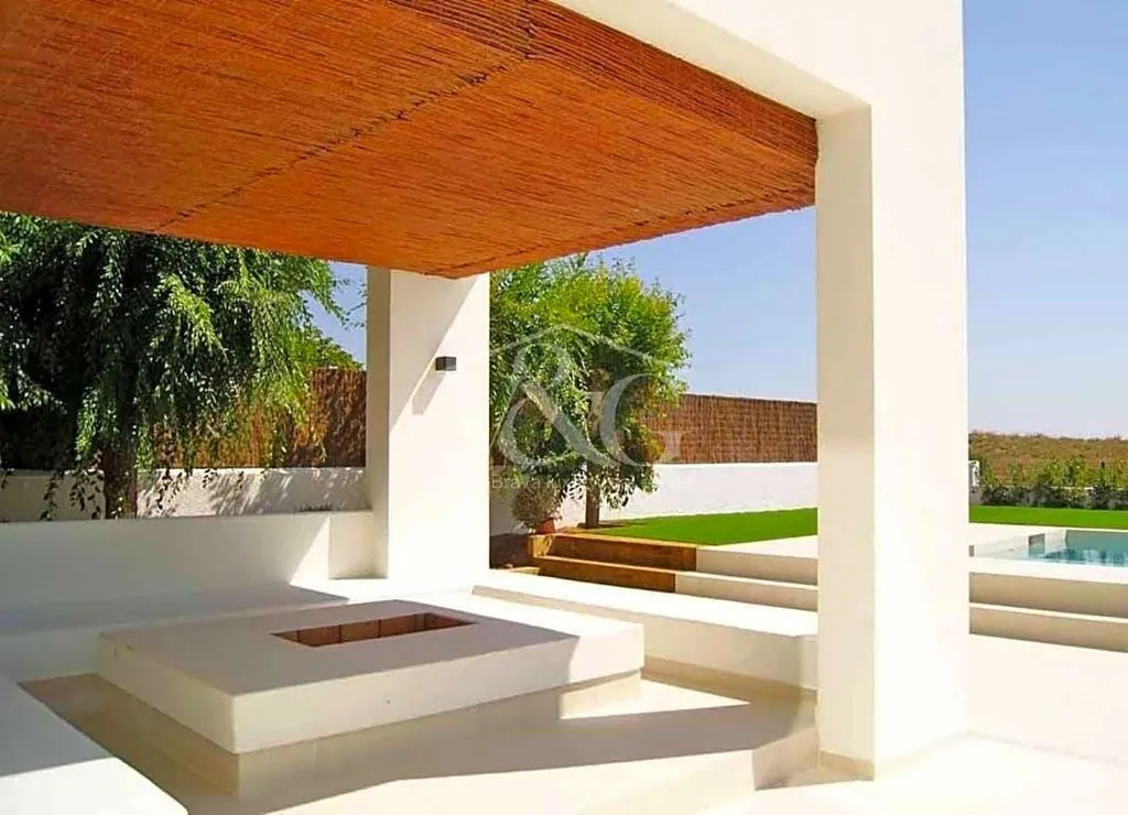 Bassein - Seafront Villa with Pool in Mas Pinell