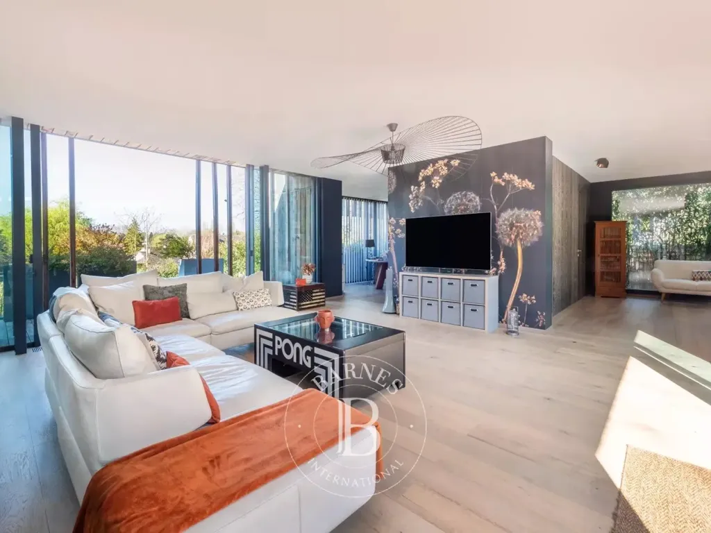 Elutuba - Architect-Designed House with Pool near Paris CDG
