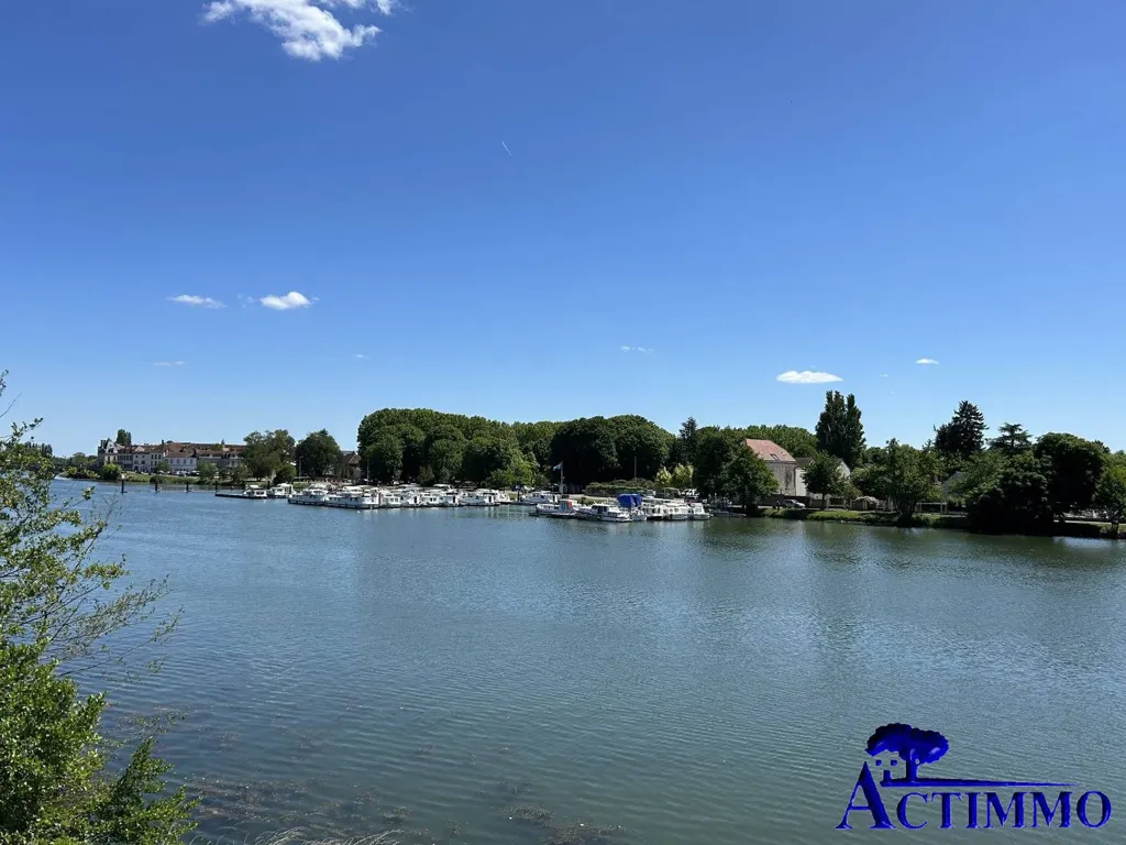 City Centre House with River View in Joigny