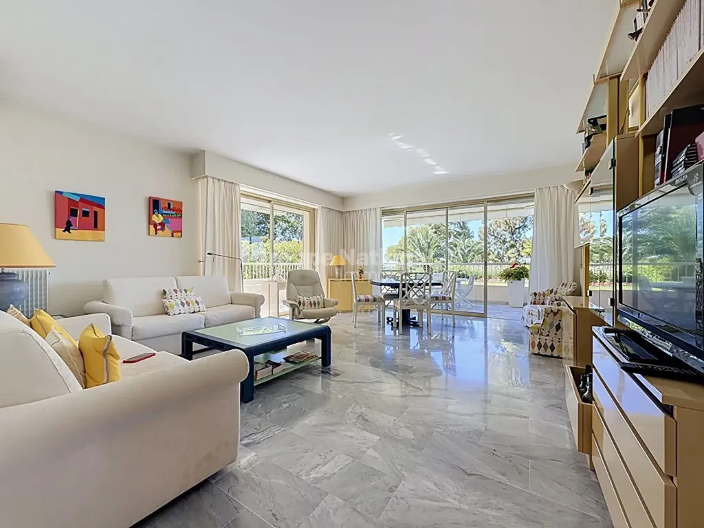 Séjour - Appartement avec Vue Mer et Piscine à Cannes