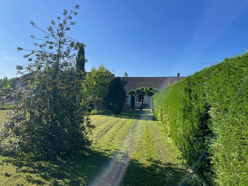 Aed - Rustic House with Garden in Charolais