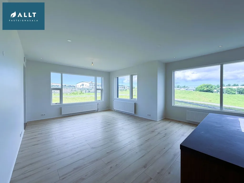 Elutuba - Modern Apartment with Balcony in Reykjanesbær