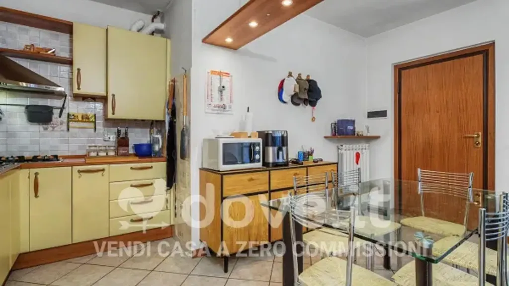 Cuisine - Bright 2-Bedroom Apartment with Balcony in Binago