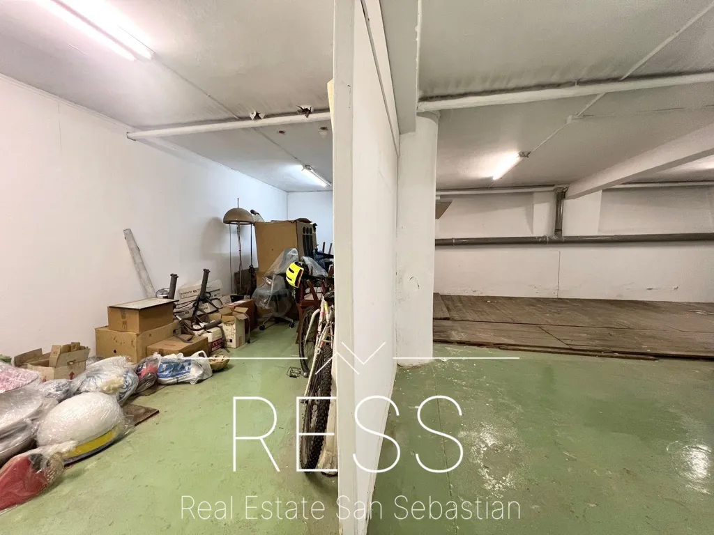 Garage - Spacious Garage Premises in Amara, Donostia