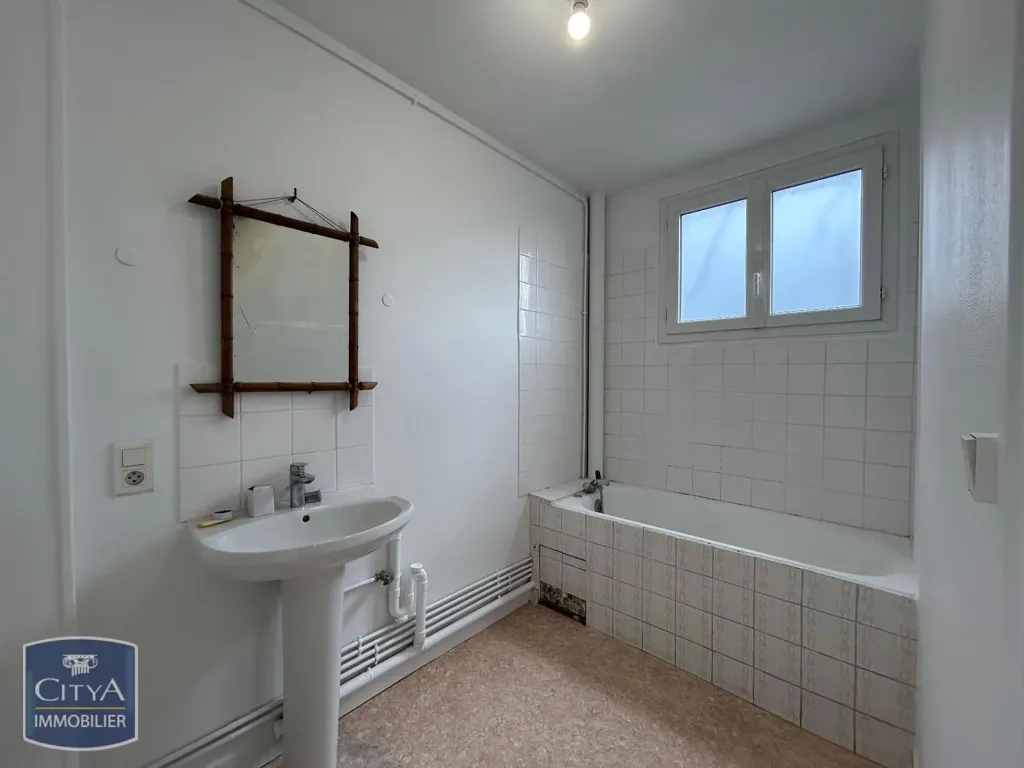Bathrooms - Two-Bedroom Flat with Balcony in Beauvais